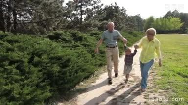 快乐的<strong>爷爷奶奶</strong>和他们可爱的<strong>孙子</strong>在公园里散步，在新鲜的空气中玩耍，关心的<strong>爷爷奶奶</strong>抱着孩子